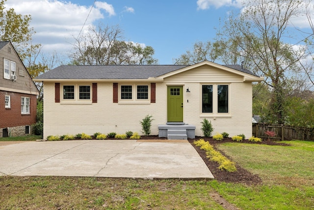 view of front facade featuring a patio and a front lawn