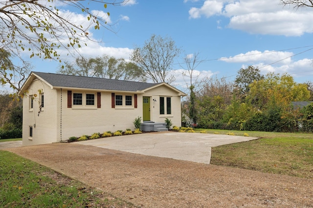 view of front facade featuring a front lawn