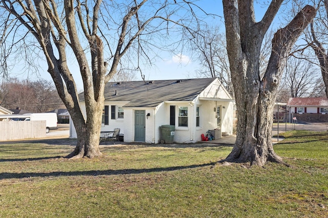 view of front of property featuring a front lawn