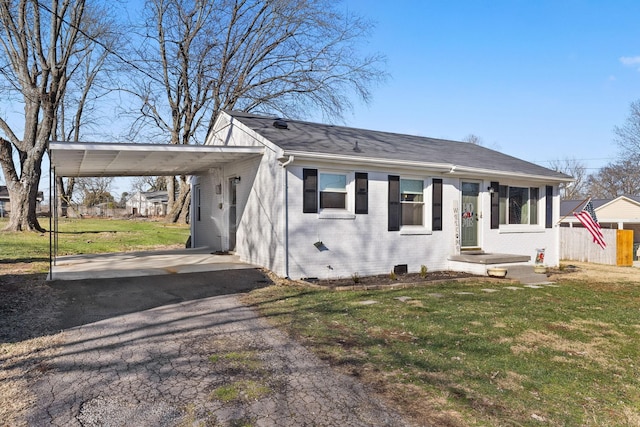 view of front of home featuring a front yard and a carport