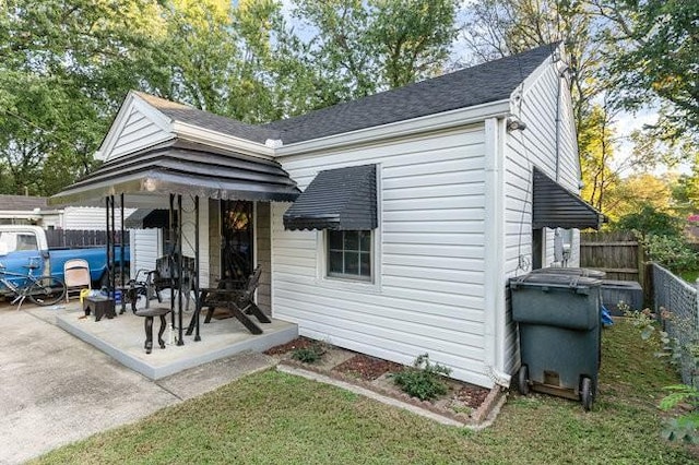 view of front of house with a patio area and a front lawn