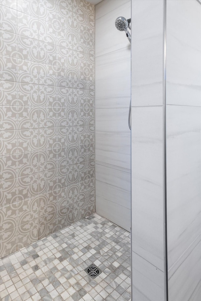 bathroom featuring tiled shower