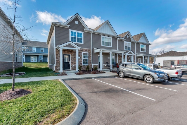 townhome / multi-family property featuring a front yard