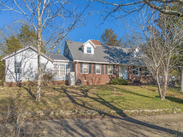 new england style home featuring a front lawn