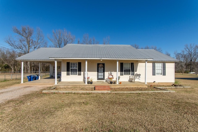 view of front of home with a carport, covered porch, and a front yard