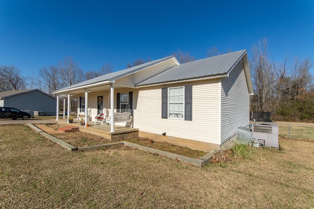 view of front of home featuring a porch and a front yard