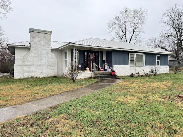 view of front of house featuring a front yard