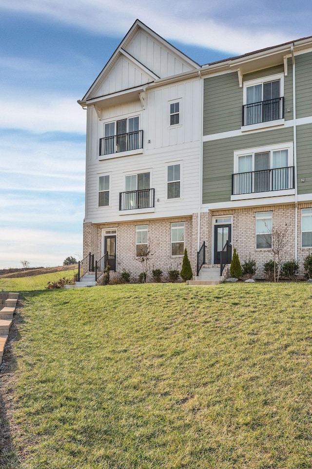 view of front of home with a front lawn