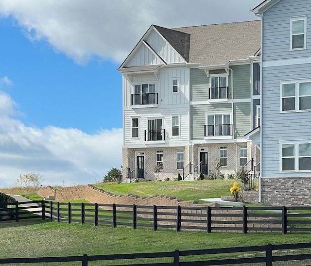 view of front of house featuring a front lawn