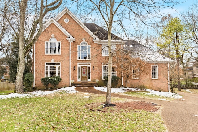 view of front of home featuring a front lawn