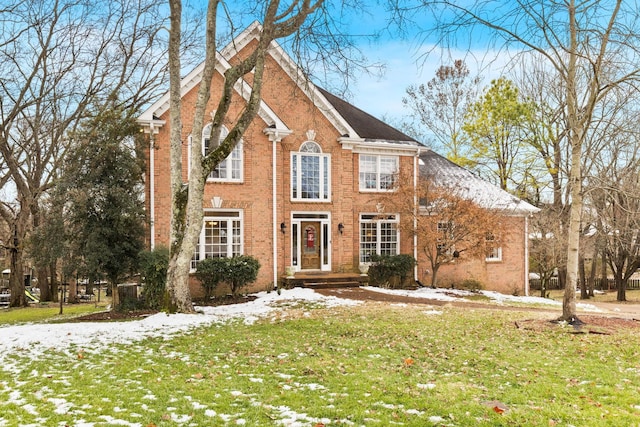 view of front facade with a lawn