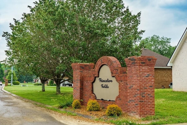 community sign featuring a lawn