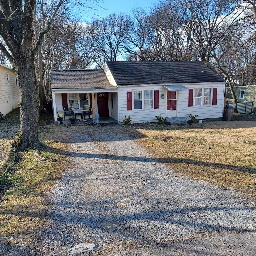 ranch-style home featuring a front lawn and a porch