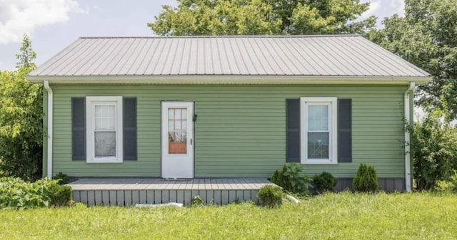 view of side of home featuring a yard