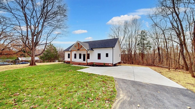 view of front of home featuring a front lawn