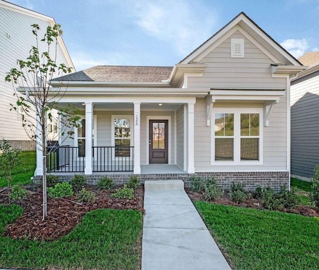 view of front facade with covered porch and a front lawn