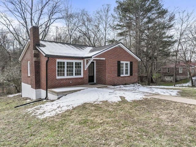 single story home featuring a front lawn