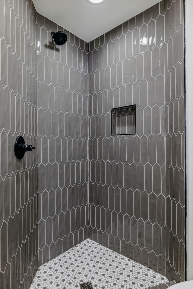 bathroom featuring tiled shower