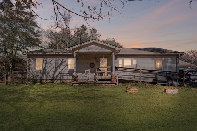 view of front of property featuring a yard