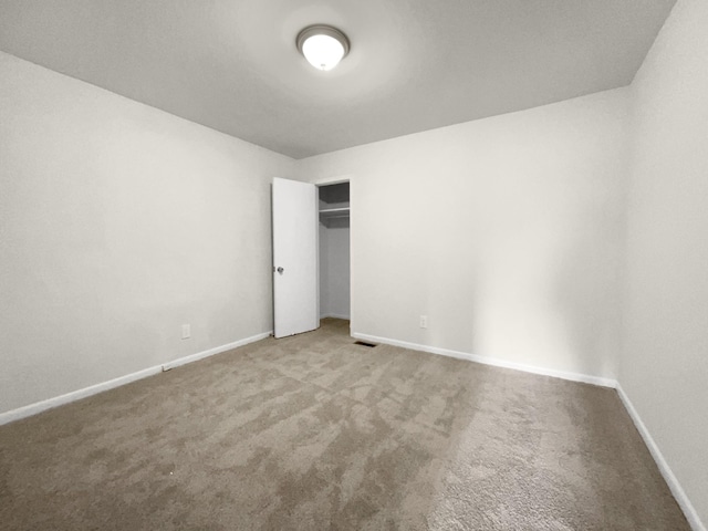 unfurnished bedroom with carpet flooring and a closet