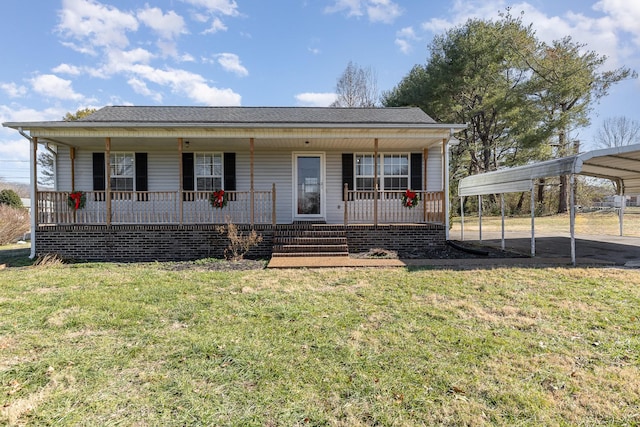 view of front of property featuring a front lawn, a porch, and a carport