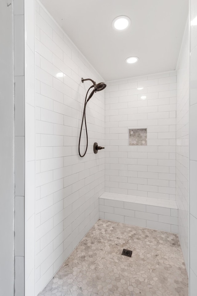 bathroom featuring tiled shower