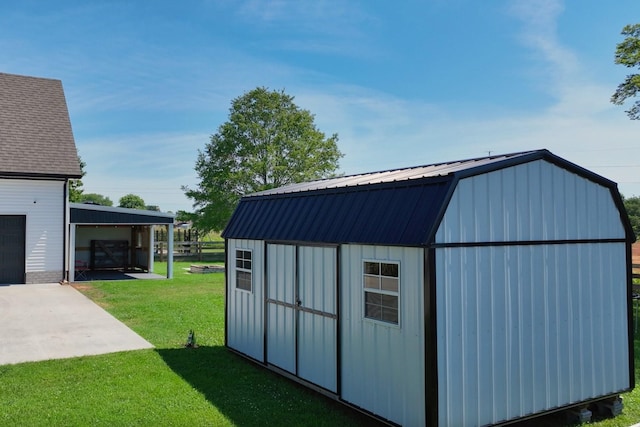 view of outbuilding featuring a carport and a lawn