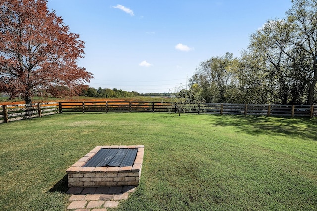 view of yard featuring a rural view