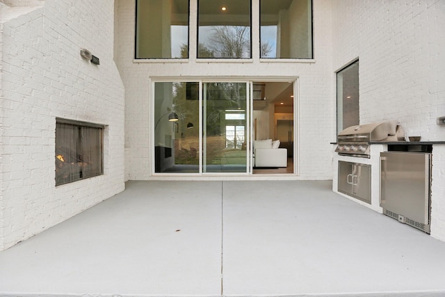 view of patio featuring an outdoor kitchen and area for grilling