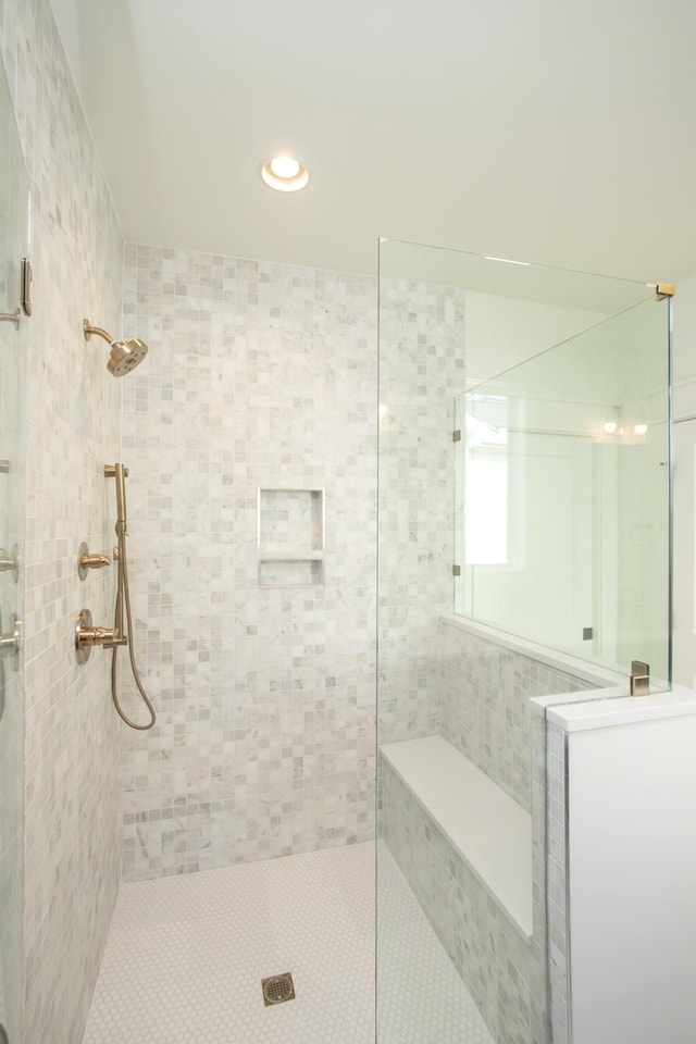 bathroom featuring a tile shower