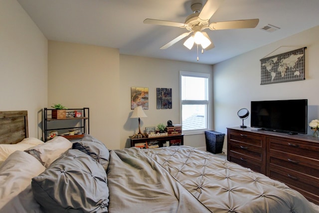 bedroom with ceiling fan