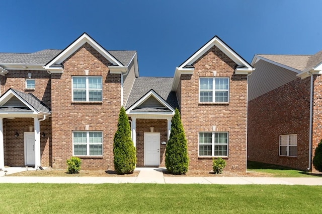 view of front facade with a front lawn