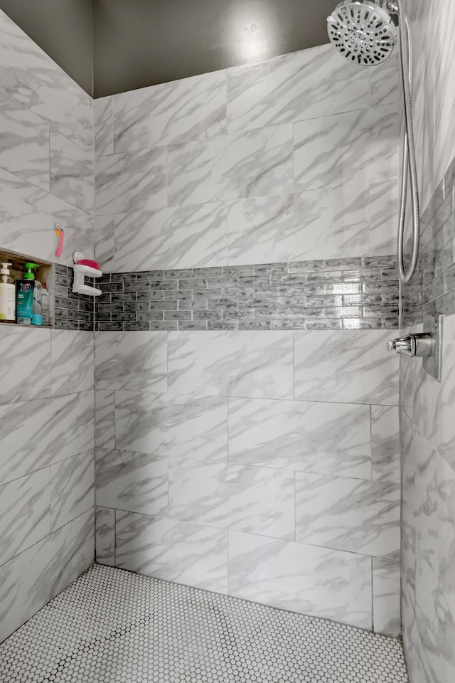 bathroom featuring a tile shower