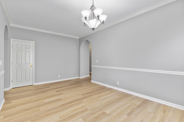 unfurnished room featuring light hardwood / wood-style flooring, crown molding, and a chandelier