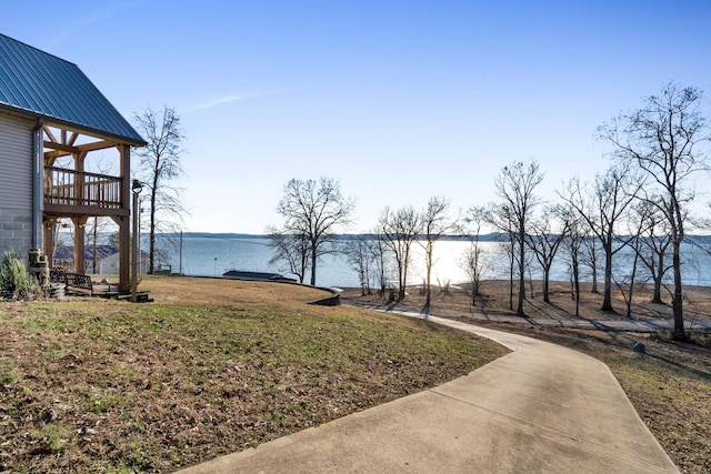 view of yard featuring a water view