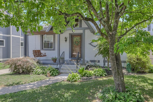 view of front of property with a front lawn