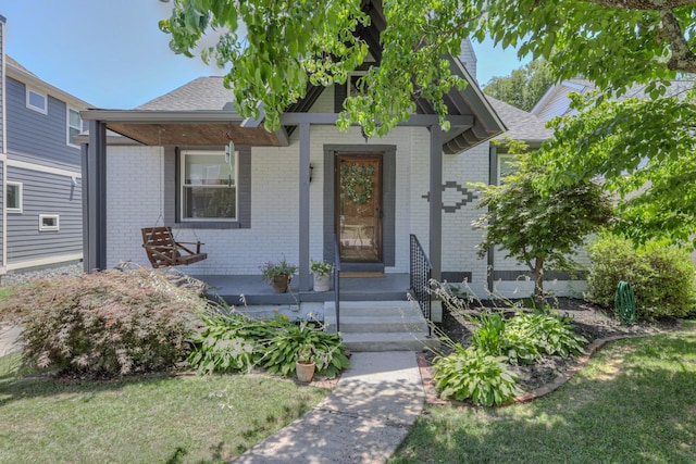 view of front facade featuring a front lawn