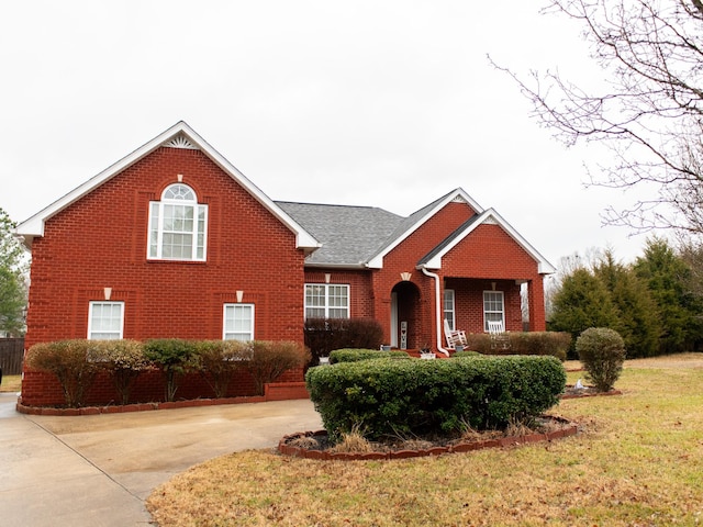 view of front facade featuring a front yard