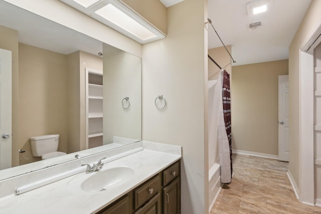 full bathroom with shower / bath combo with shower curtain, vanity, and toilet