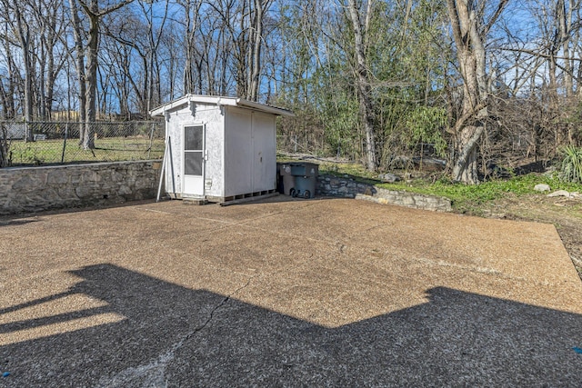 view of yard with a shed