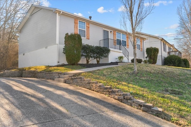 view of front of home featuring a front lawn