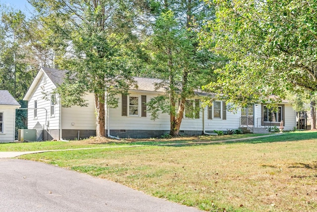 view of front of home featuring a front lawn