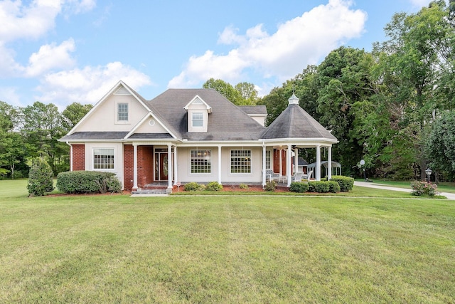 view of front of property featuring a front yard and a porch