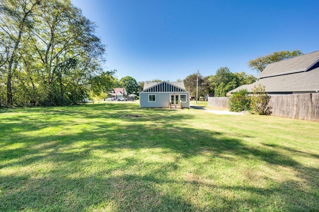 view of yard featuring an outbuilding