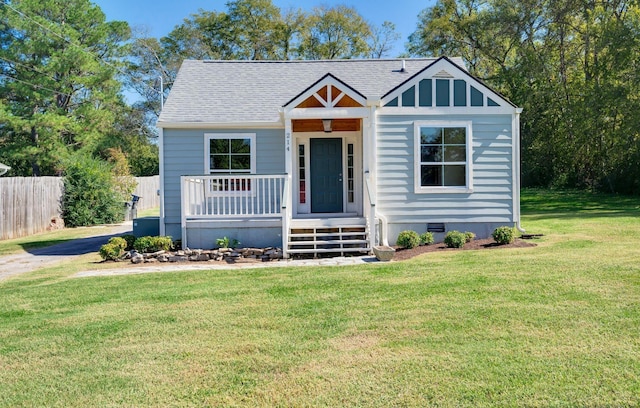 view of front of property featuring a porch and a front yard