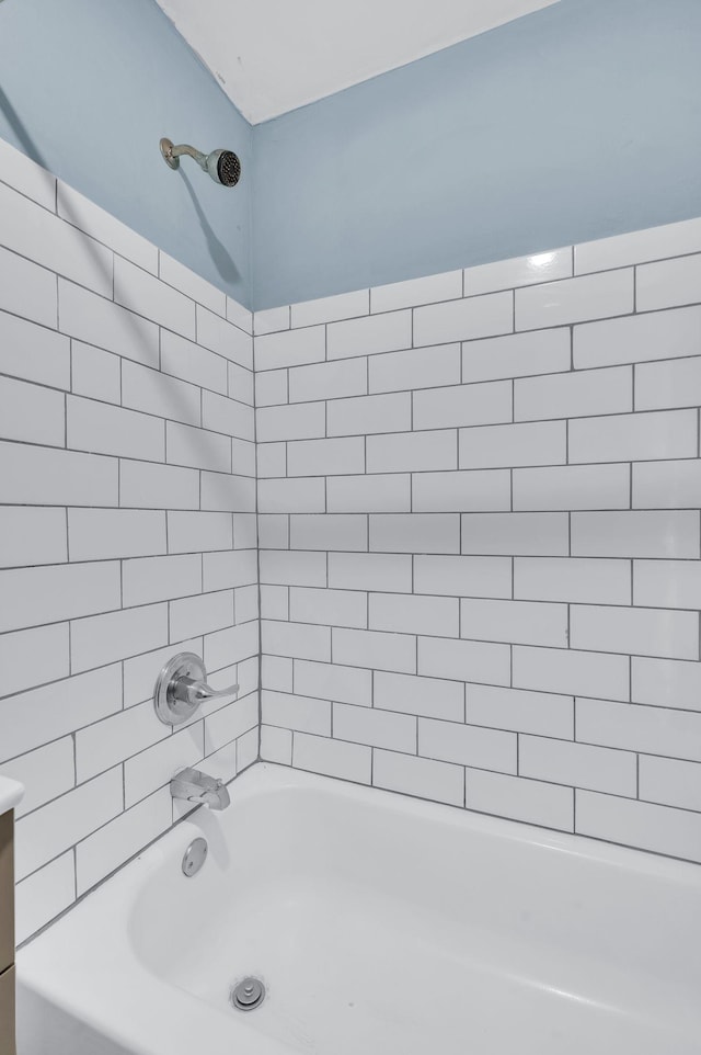 bathroom featuring tiled shower / bath