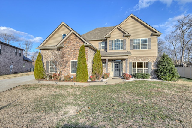 view of front of property featuring a front lawn