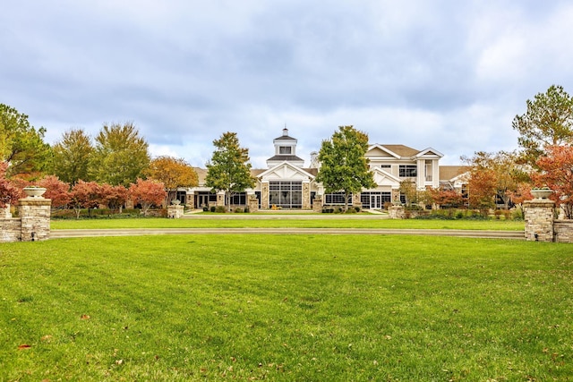 view of property's community featuring a yard