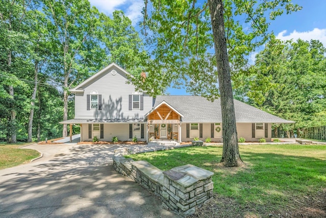 view of front of home featuring a front lawn