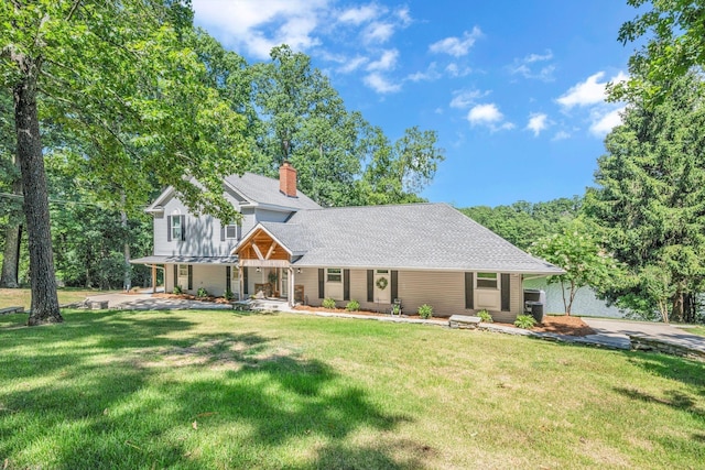 view of front facade featuring a front lawn and covered porch